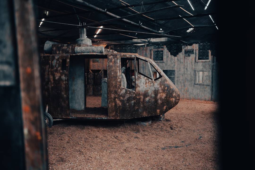 Unique en Belgique, au centre du terrain de paintball se trouve un hélicoptère